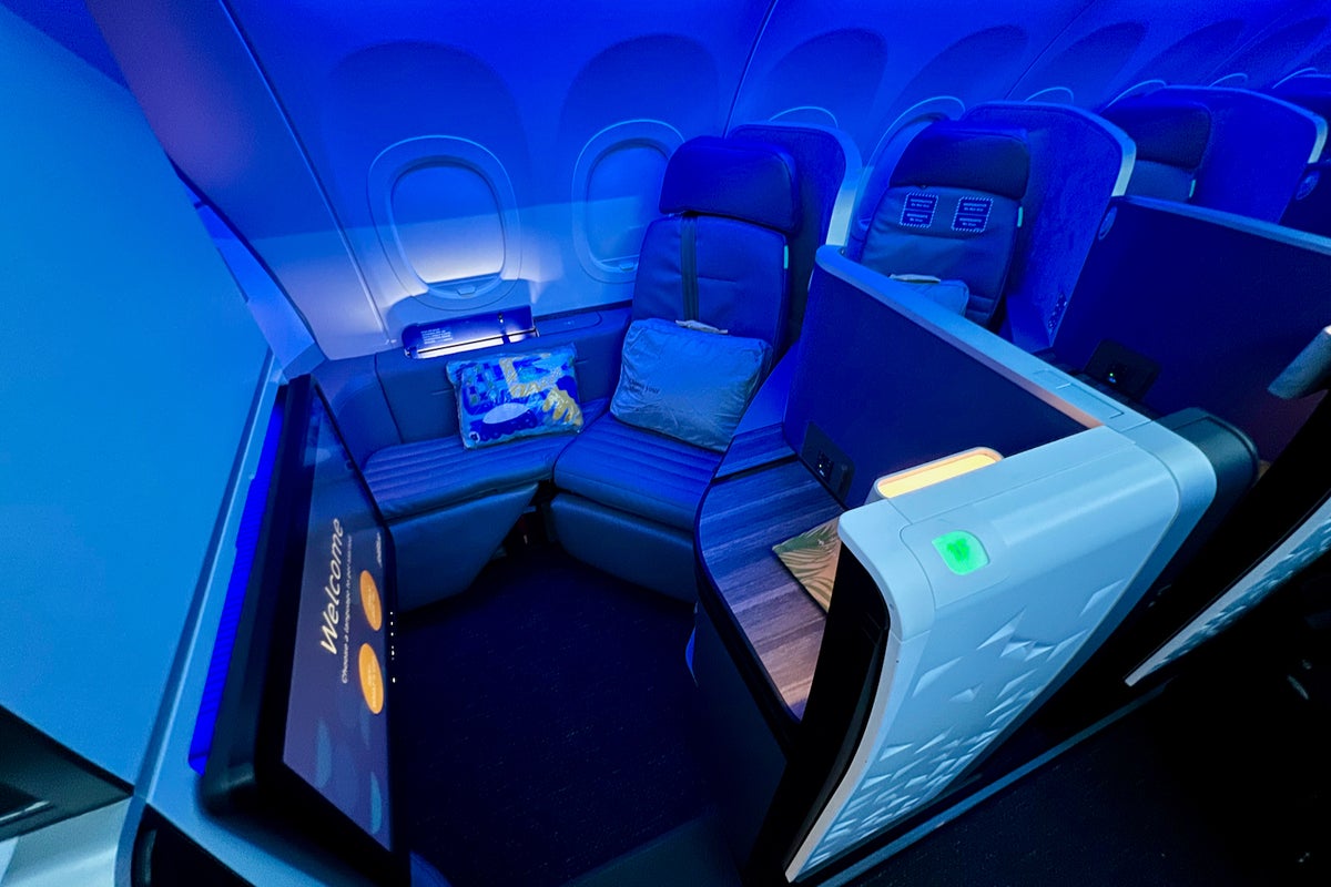 JetBlue considers adding airport lounges for Mint business class - The ...