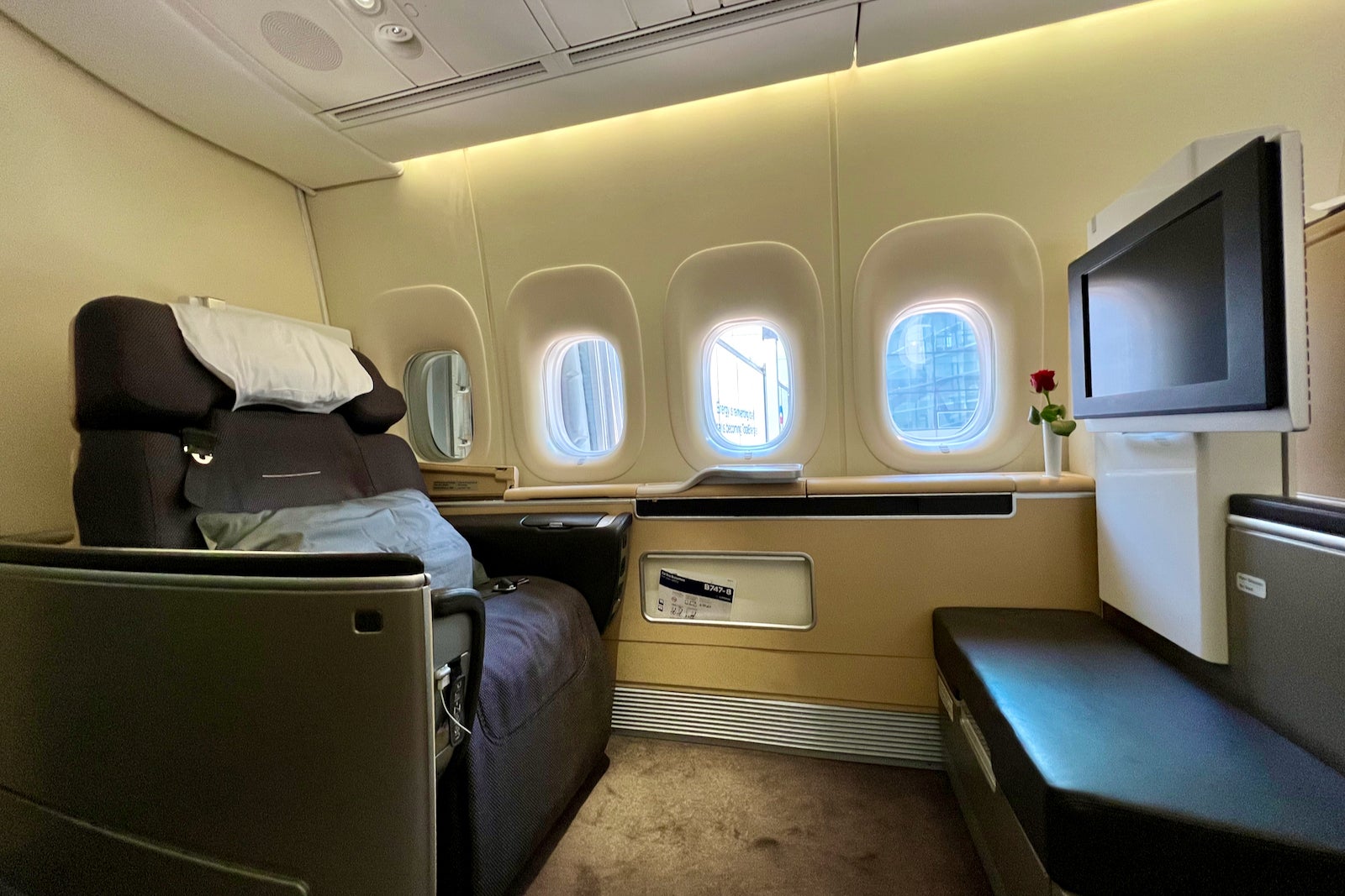 Review: Lufthansa first class on the Boeing 747-8, from Frankfurt to ...