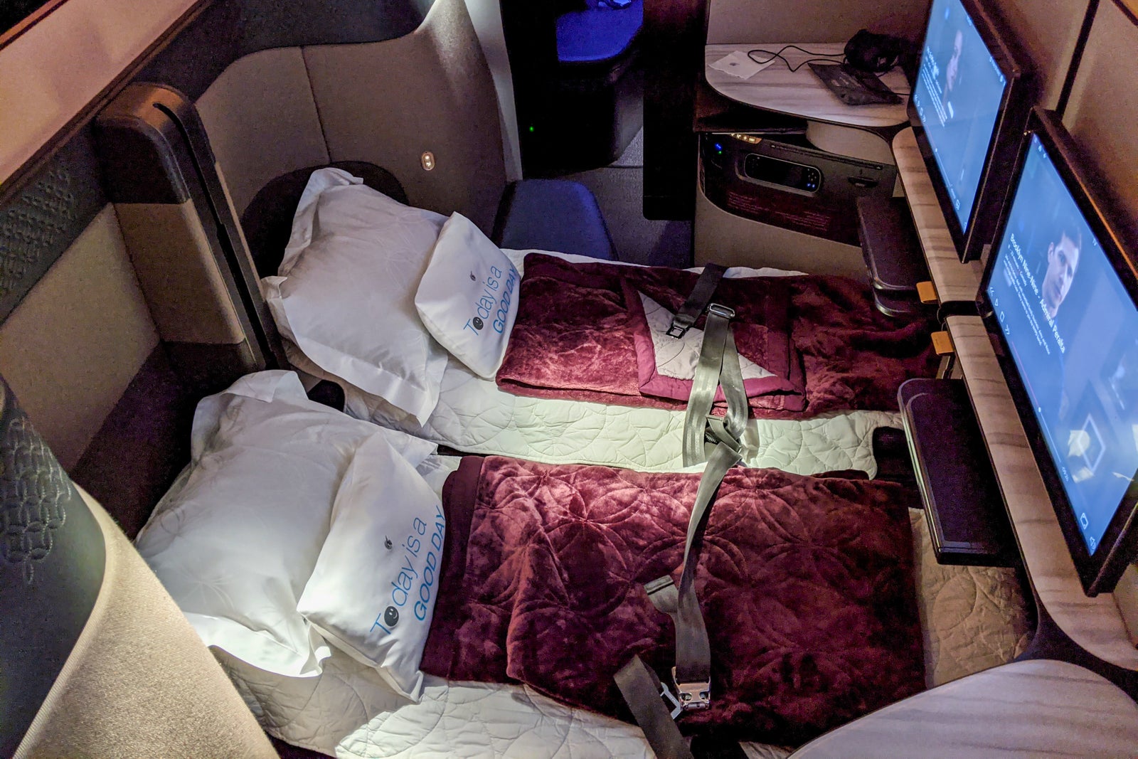 20211108 Qatar QSuite 777 300er DOH JFK seat bed 2 KGenter