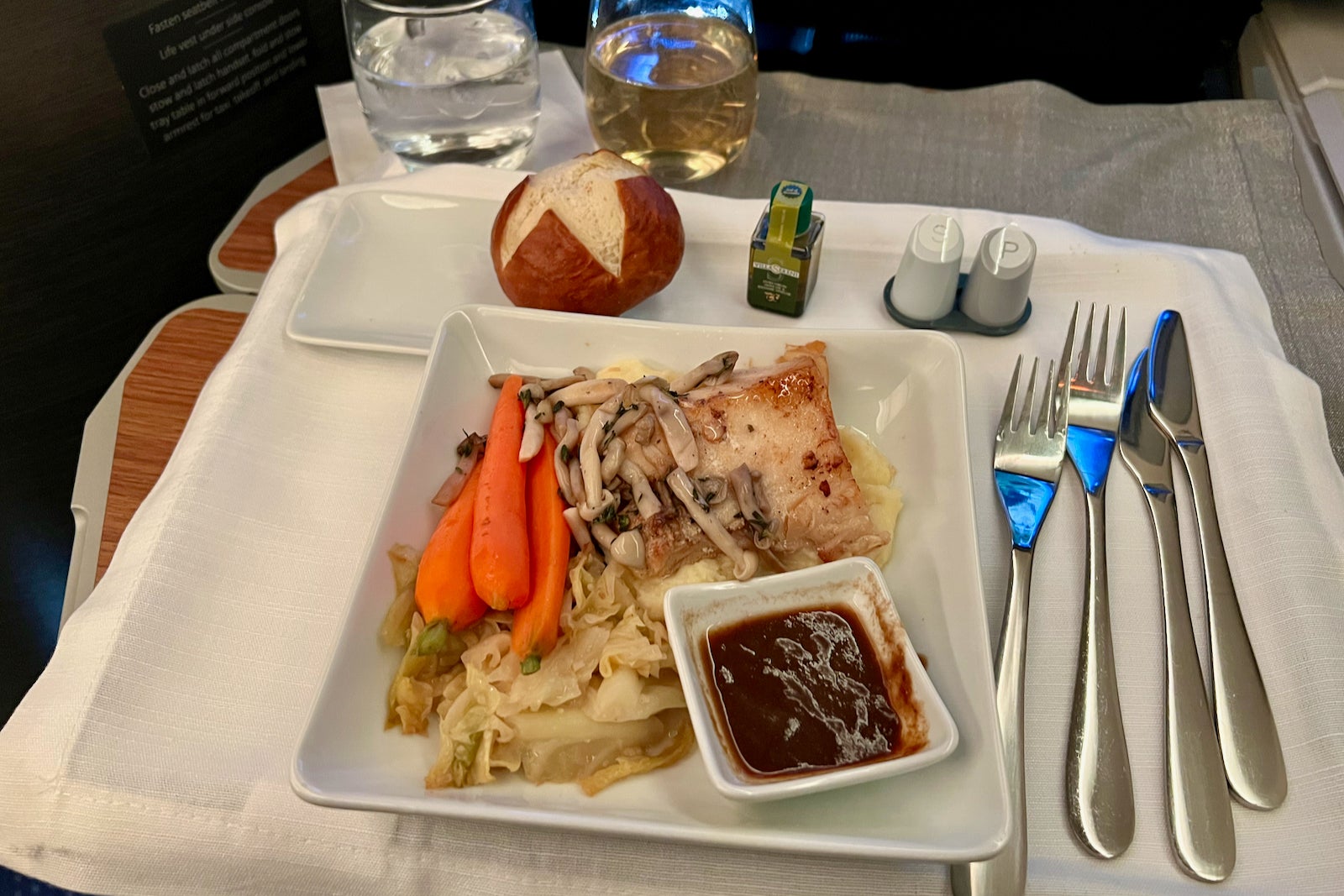 Delta is resuming 3-course meals, with ice cream sundaes, in business ...