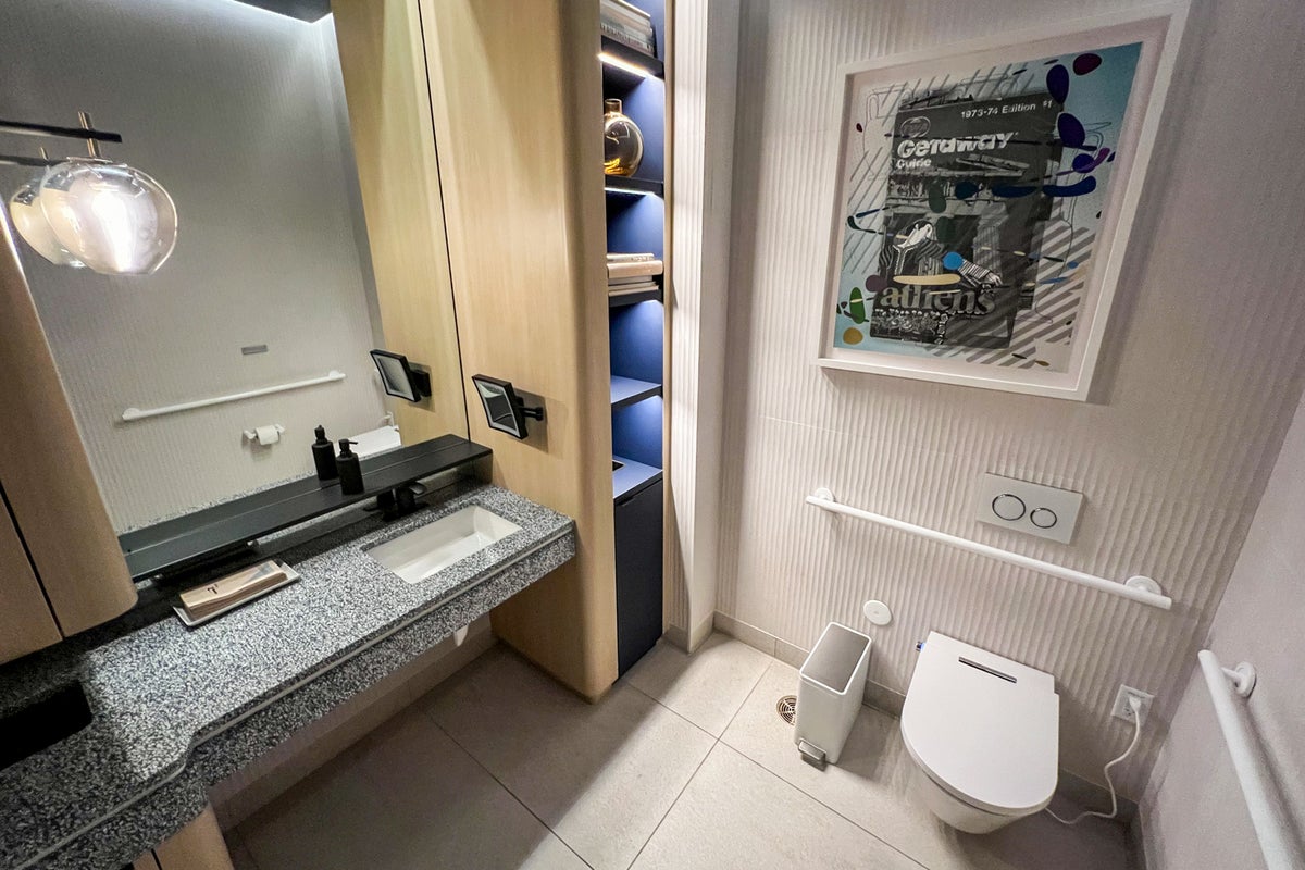 Which airport lounge should you use at Dallas airport? The Points Guy