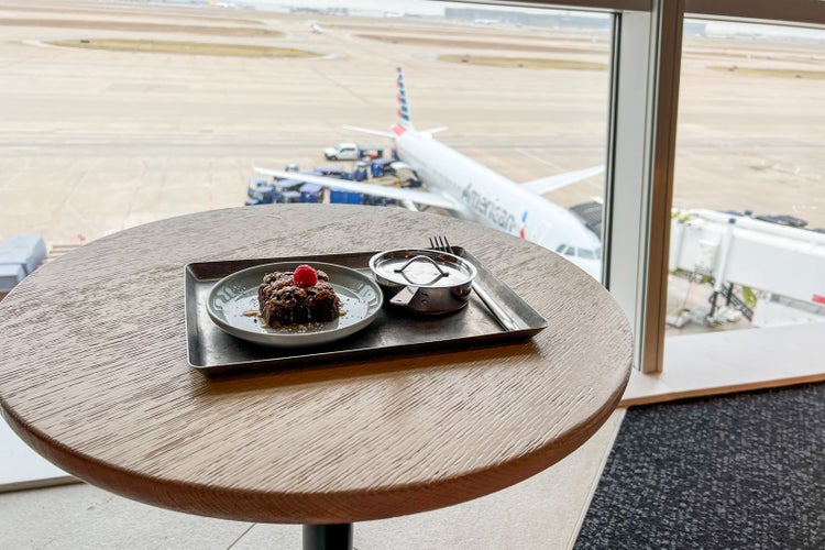 Choosing the best airport lounge at DFW — and how you can get inside