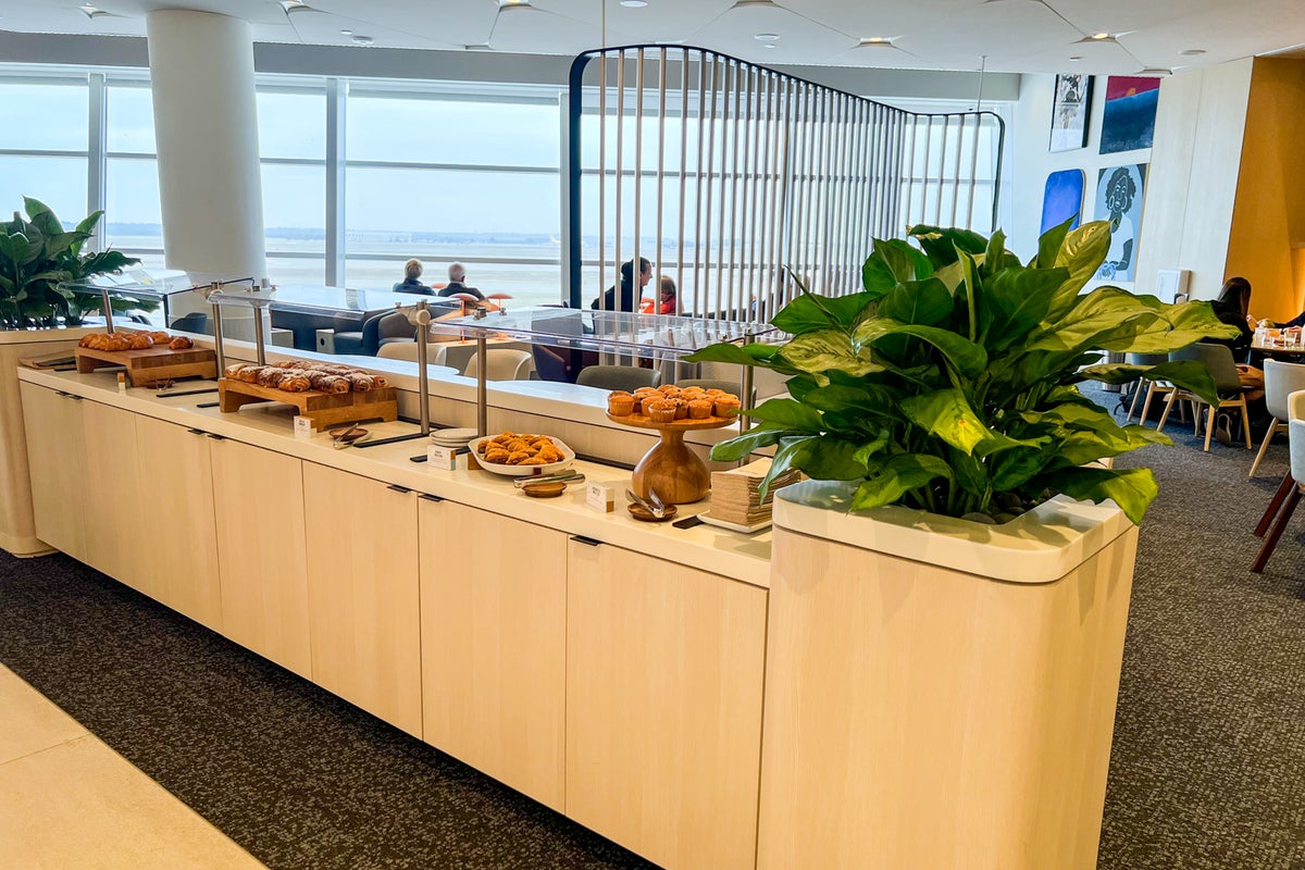 Which airport lounge should you use at Dallas airport? The Points Guy
