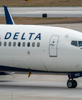 Delta gives staff 5% raise and hikes minimum starting salary