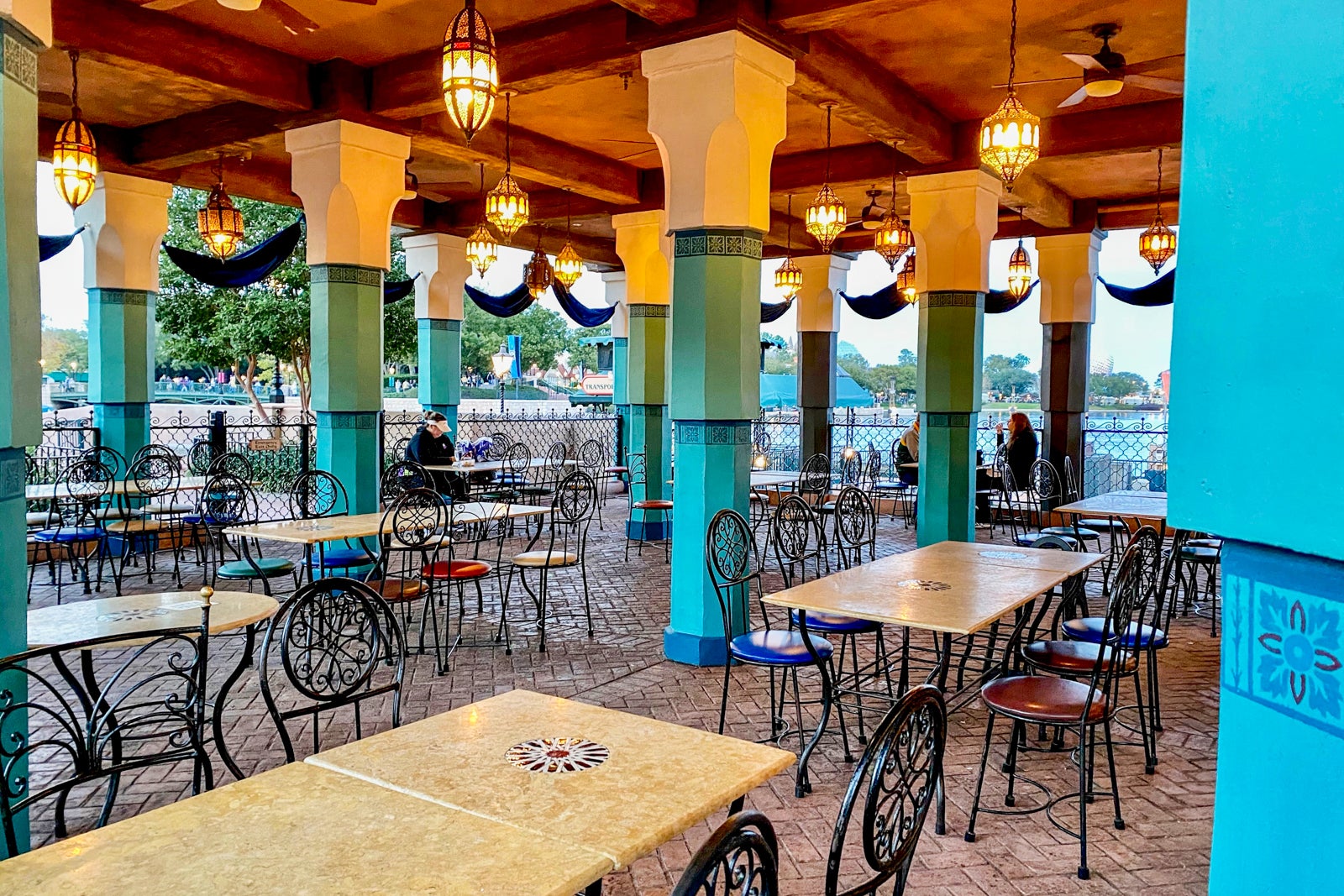 Outdoor dining best sale disney springs