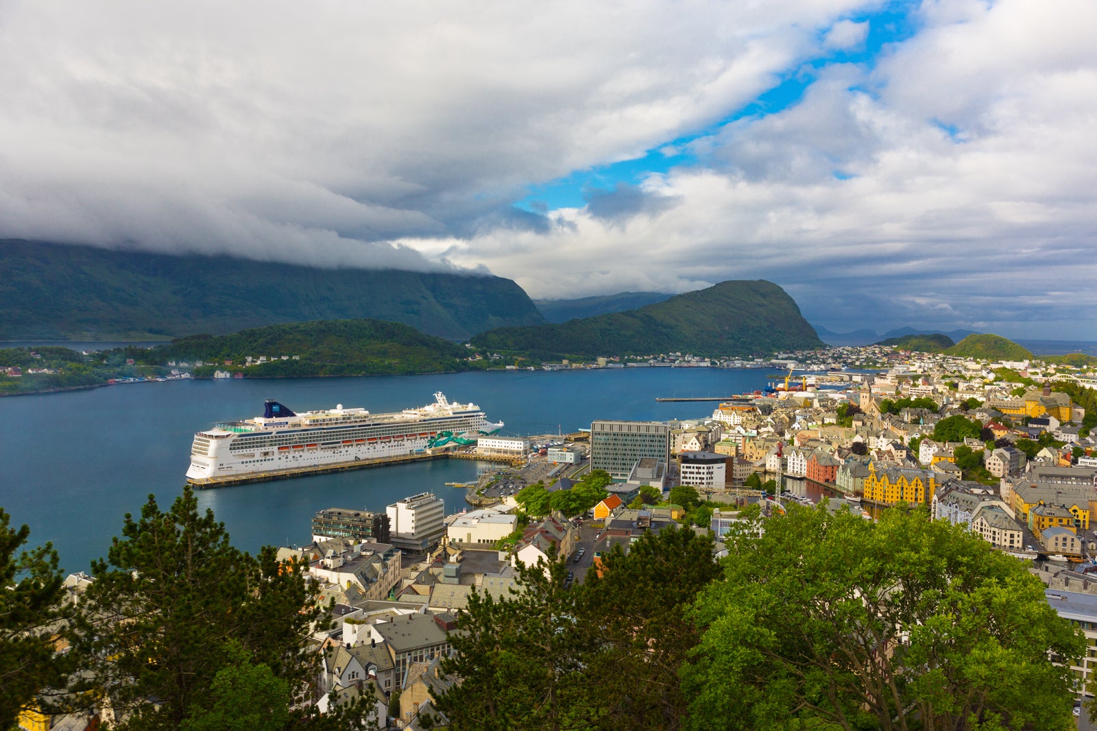 norwegian cruise line onboard credit