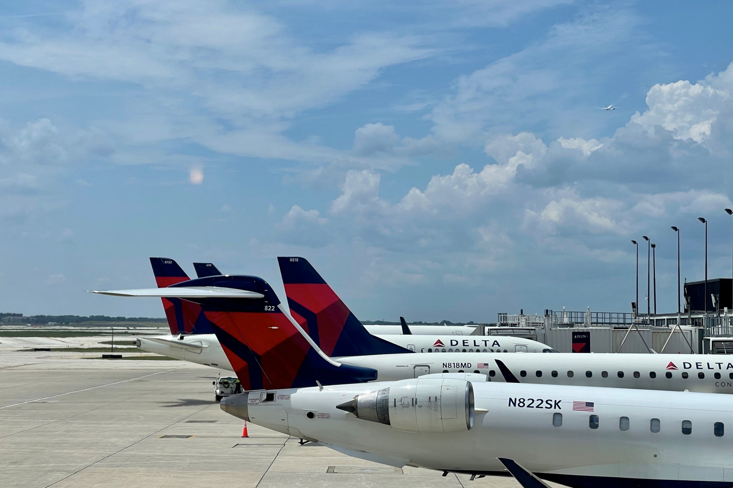 Delta jets at the gate in Chicago