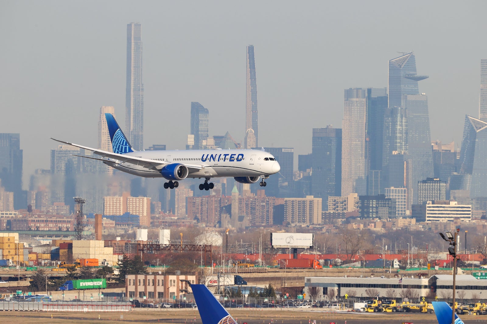 A United Boeing 787 landing at EWR