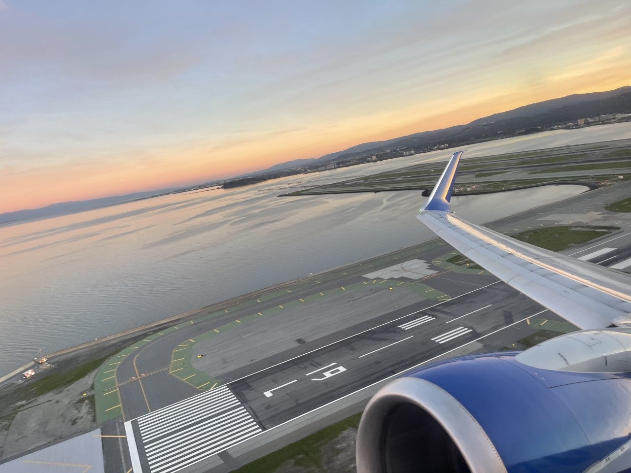 United Airlines Boeing 737-800 takeoff from SFO sunset