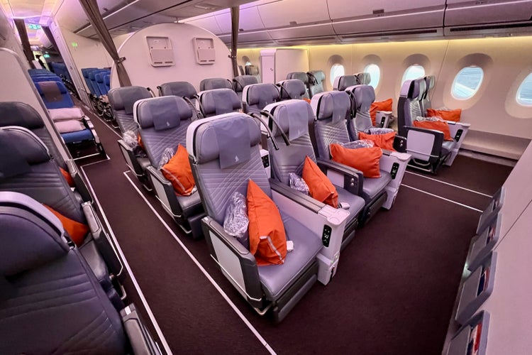 Comparing Singapore Airlines’ business and premium economy on the same ...
