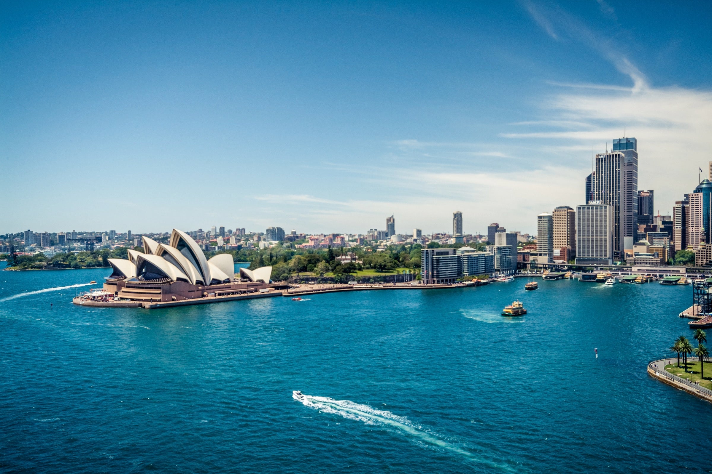 View of the Sydney harbor and the Sydney Opera House