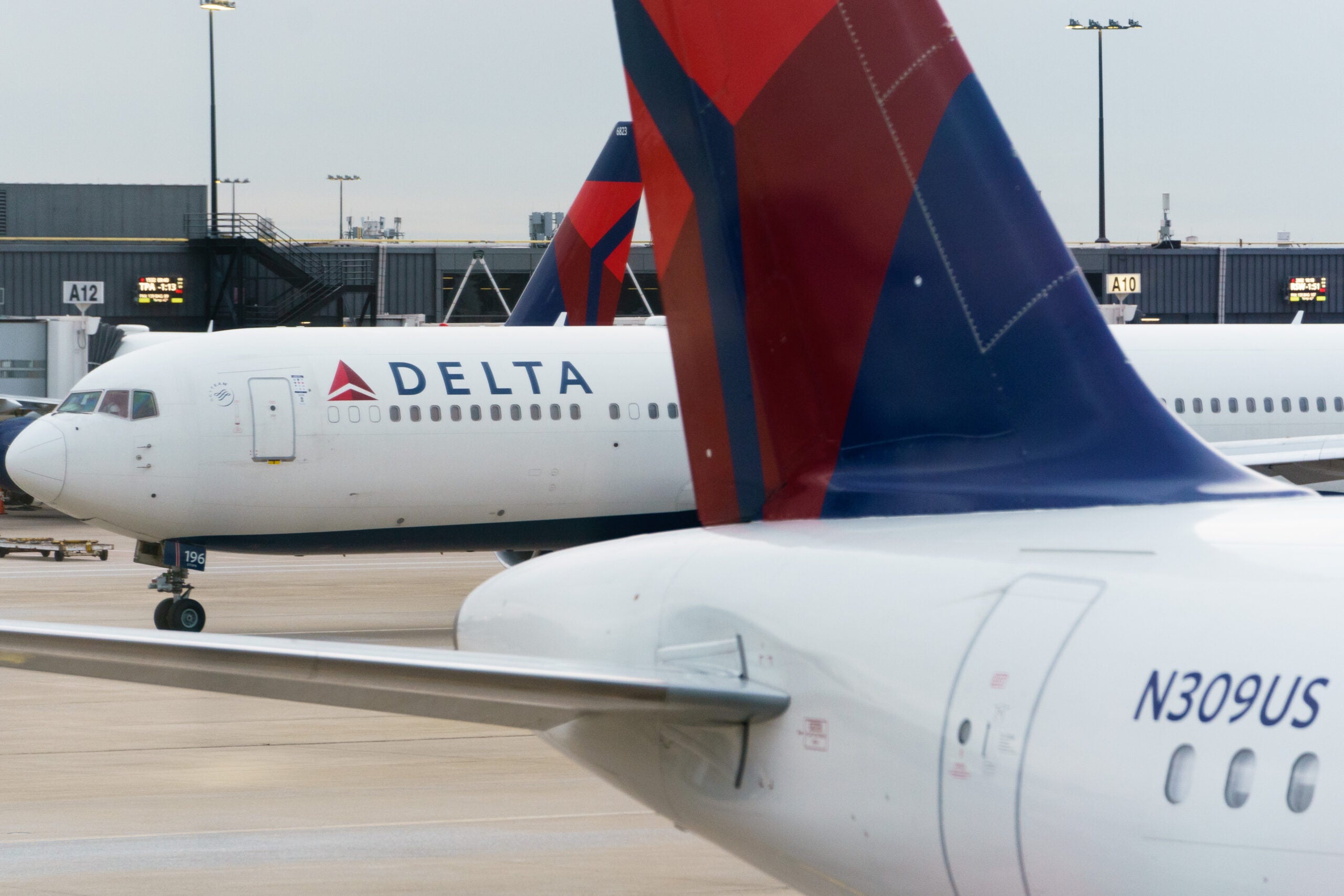 Delta planes on the ground in Atlanta