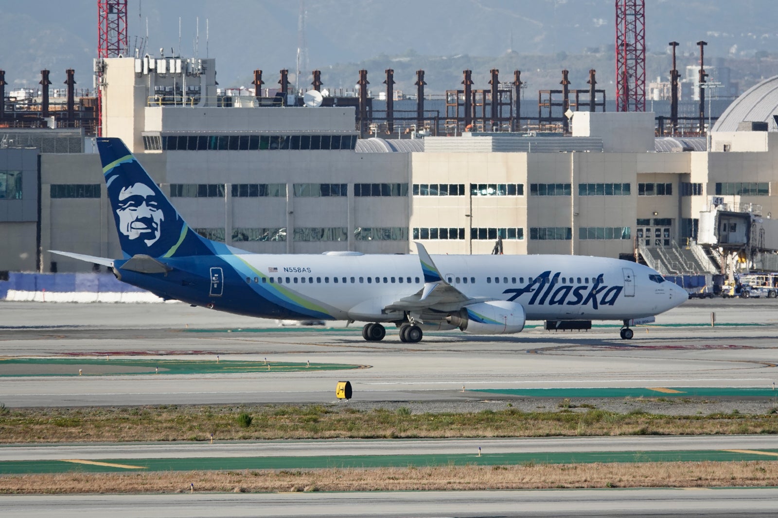 Alaska Boeing 737 at LAX