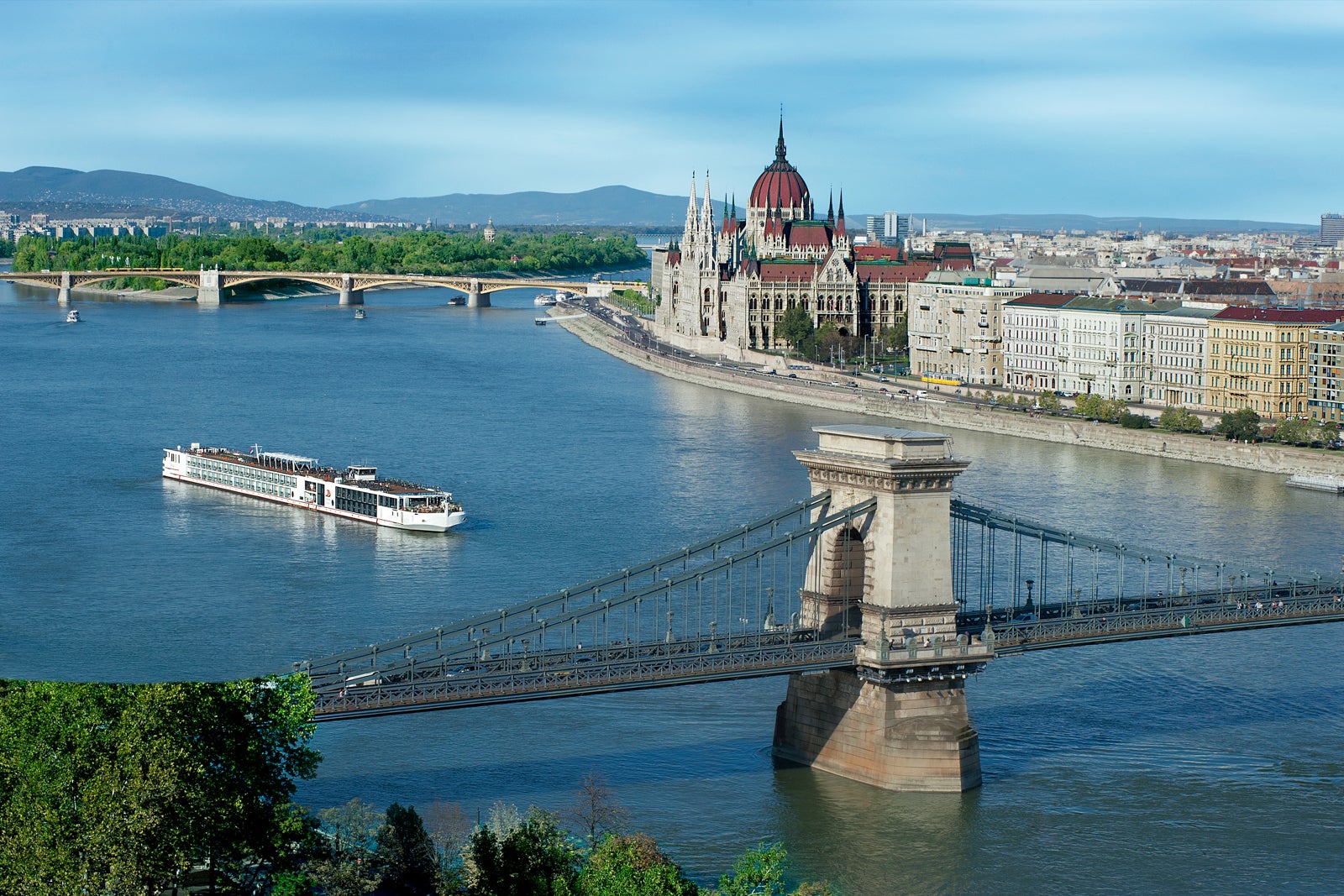 where does the viking cruise ship dock in budapest