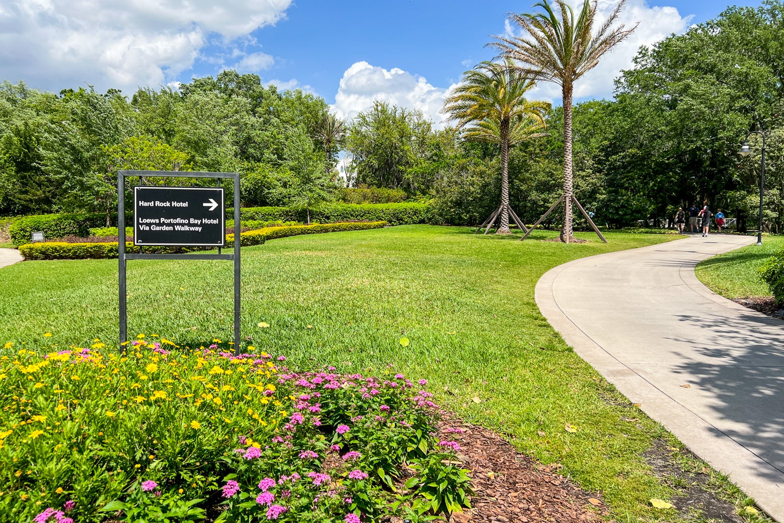 Hard Rock Hotel Universal Orlando walking path