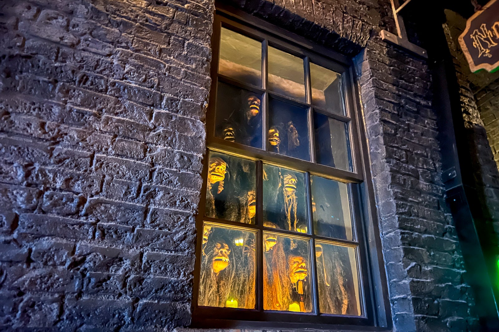 Shrunked heads singing in a window at Universal Orlando's Wizarding World of Harry Potter