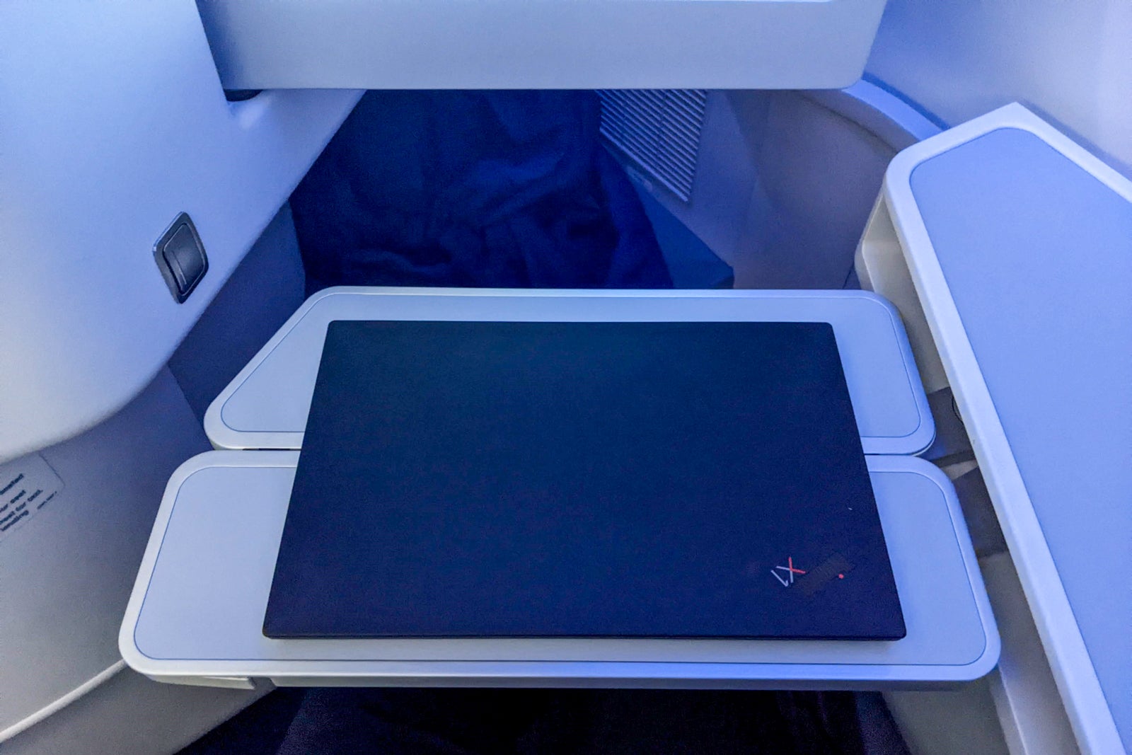 Tray table size