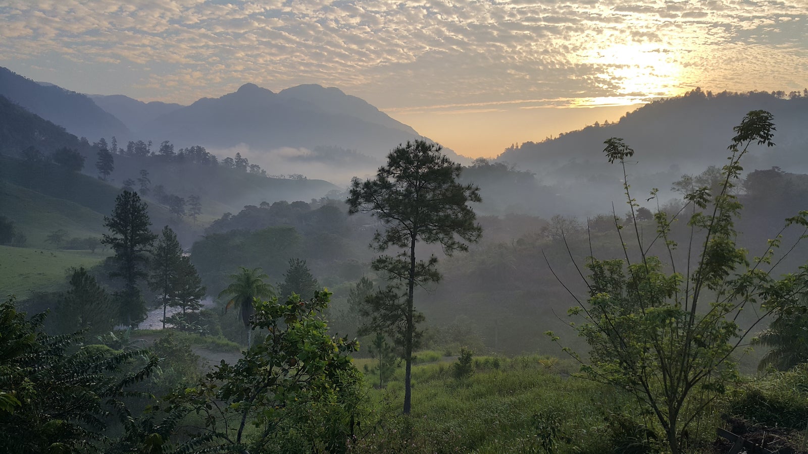 View of mountains with mist at sunrise, Lanqu√≠n