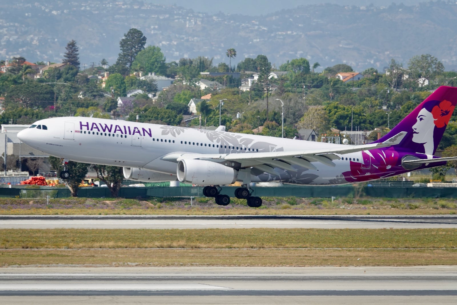 Hawaiian Airlines baggage fees and how to avoid paying them