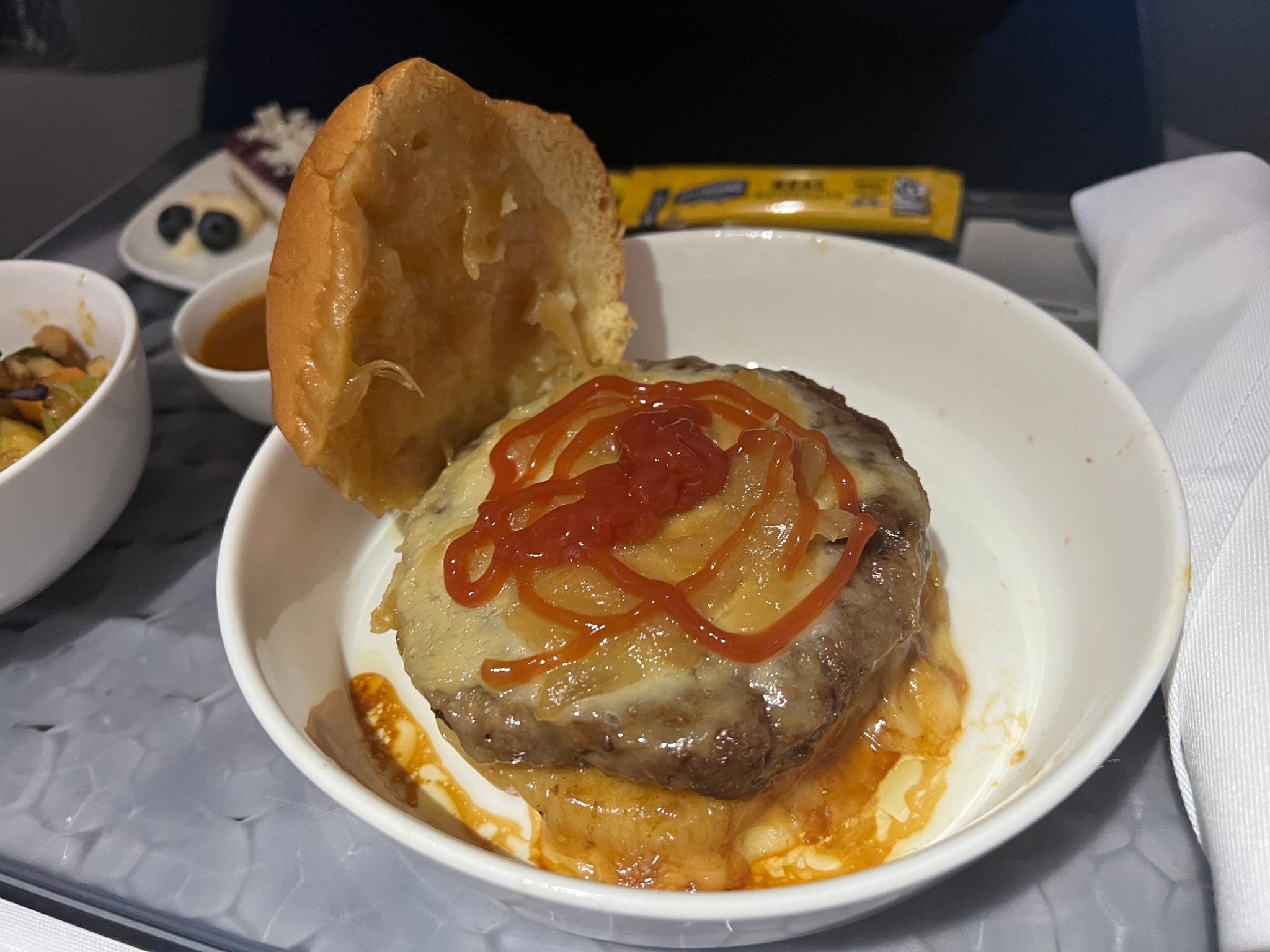 We tried two inflight burgers to see which US airline does it best ...