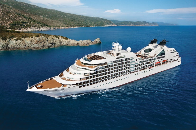 Luxusschiff von Seabourn vor einer Küste