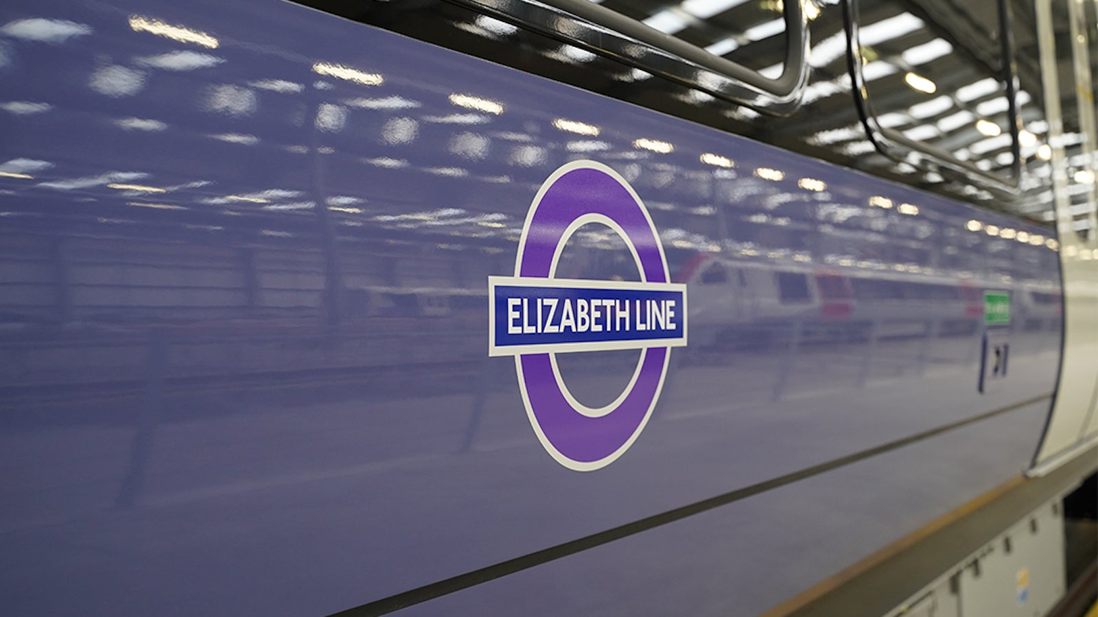 a train on the new elizabeth line london