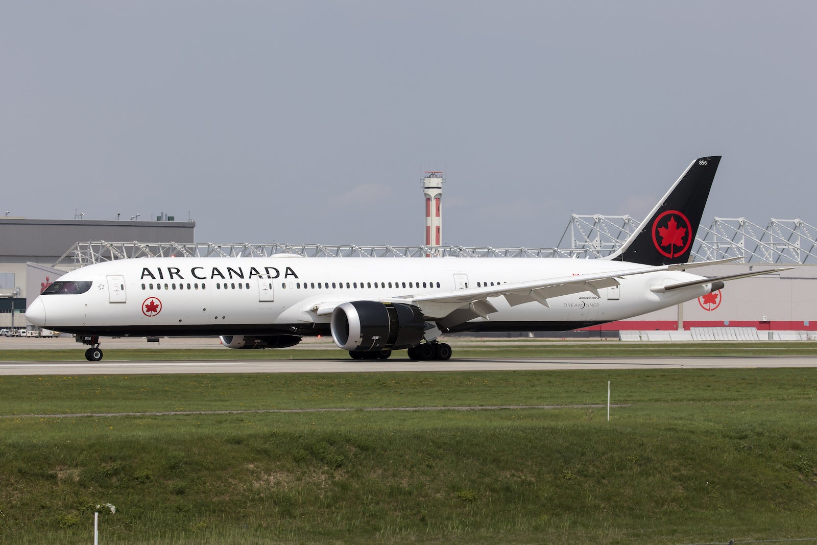 An Air Canada Boeing 787-9 Dreamliner landed at Montreal