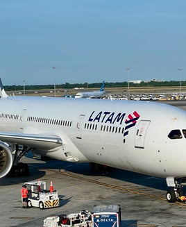 LATAM plans new business class with doors for 787 Dreamliner fleet