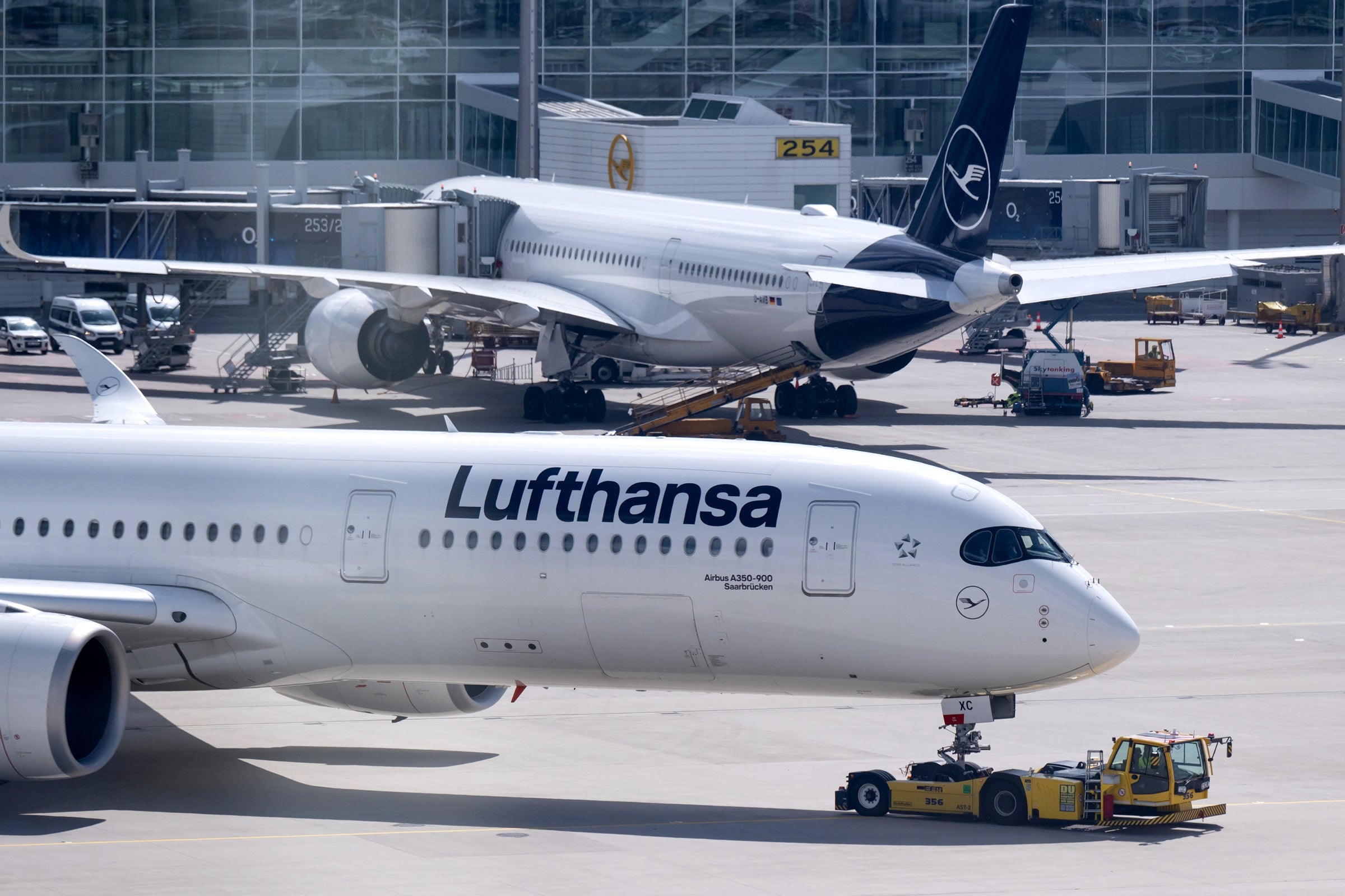 Lufthansa planes