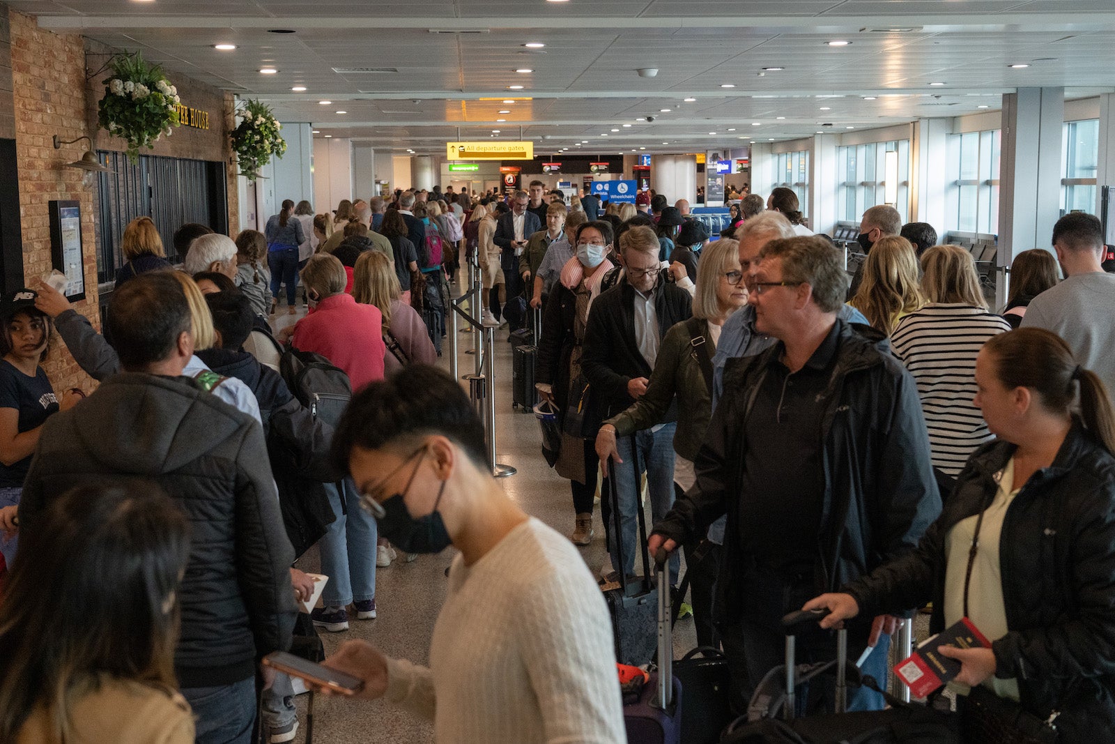 Long lines at LHR June 1, 2022