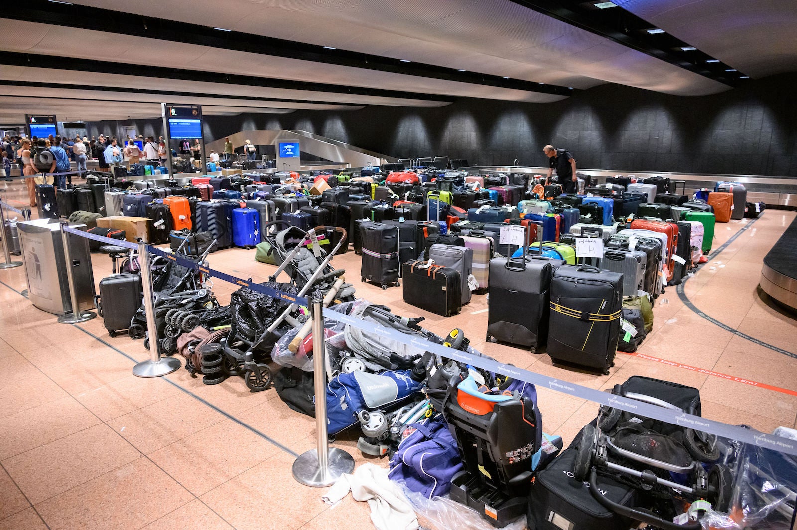 luggage mess at Hamburg Airport