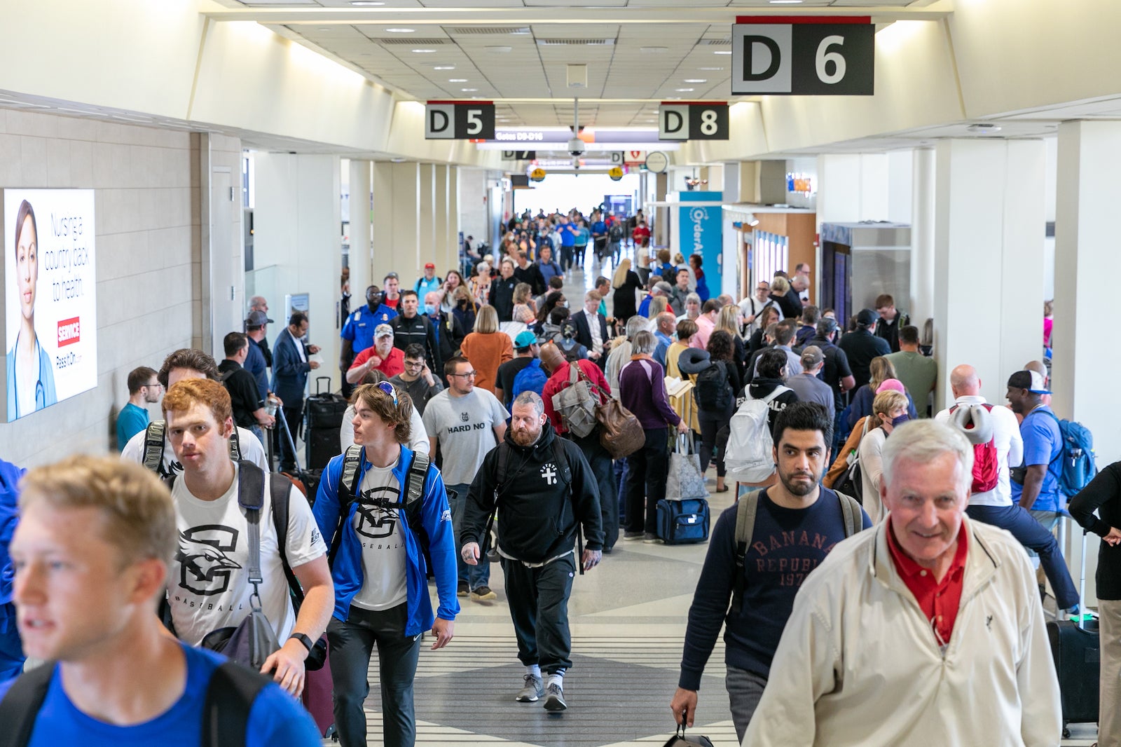 phl airport crowd