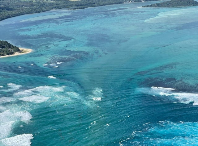 My experience flying a plane barefoot in the Mauritius to see the ...