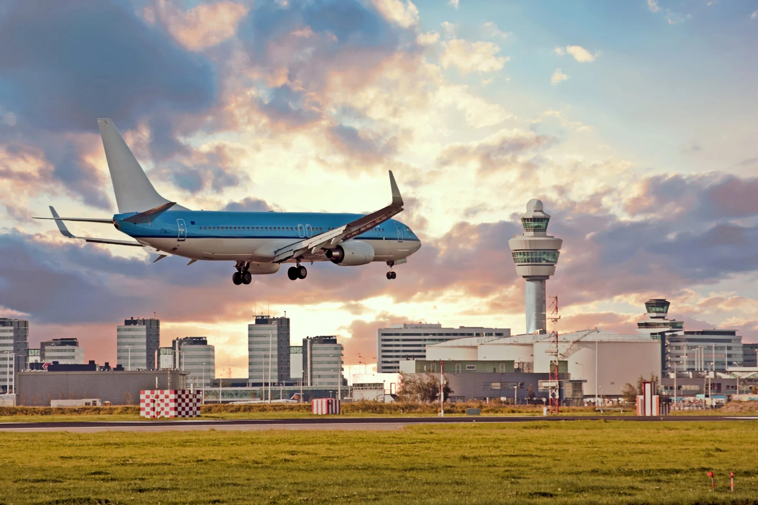 Delta onder de 5 luchtvaartmaatschappijen die de Nederlandse overheid aanklagen wegens vluchtbeperkingen op Schiphol op Amsterdam Airport