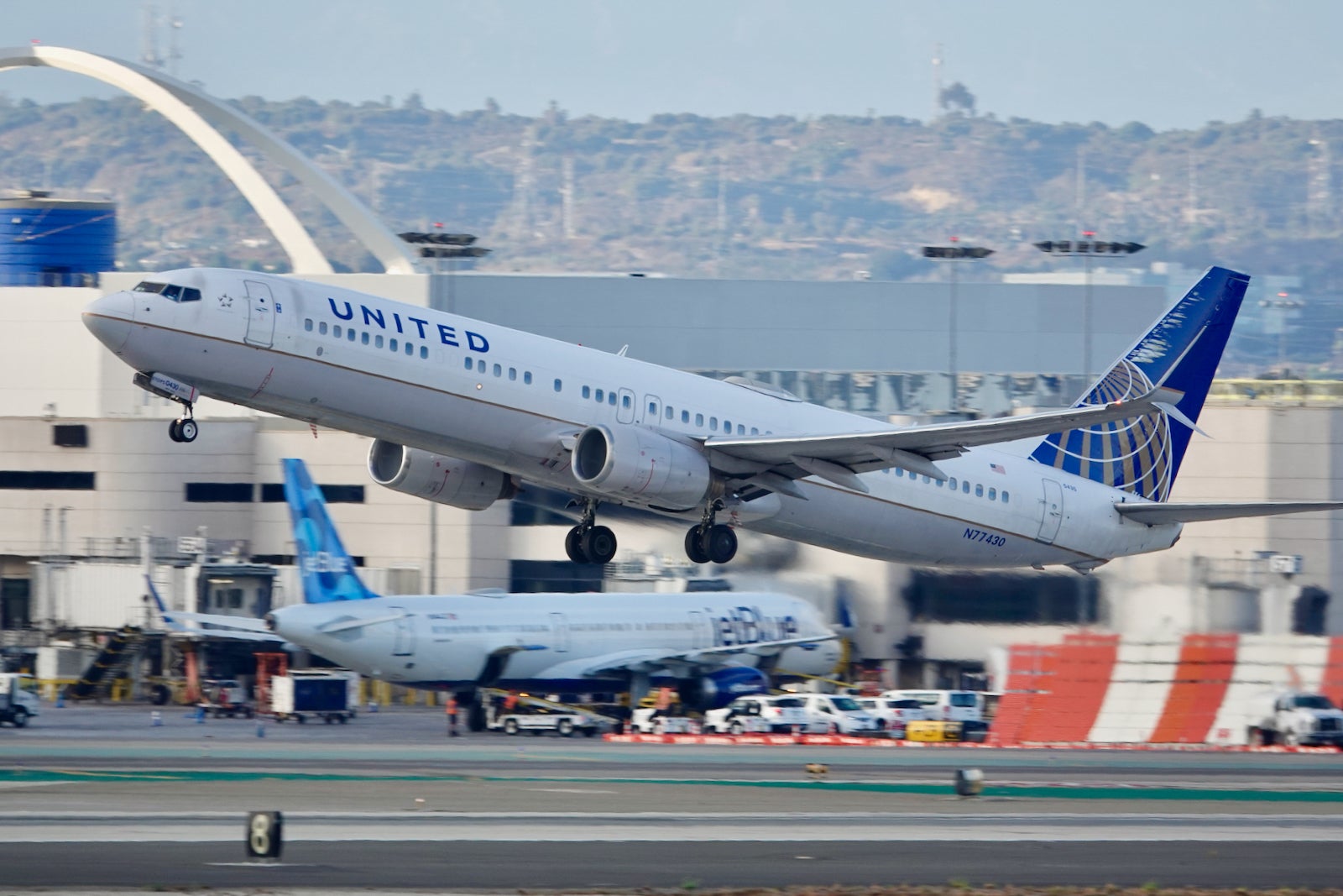 United Boeing 737 Takeoff