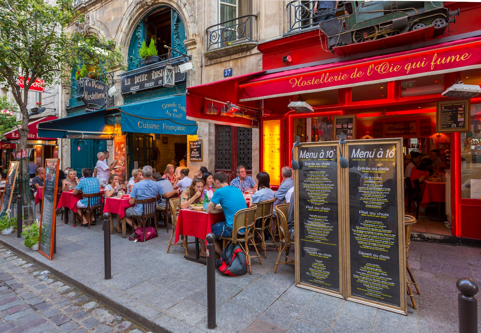 diners outside at a restaurant in Paris