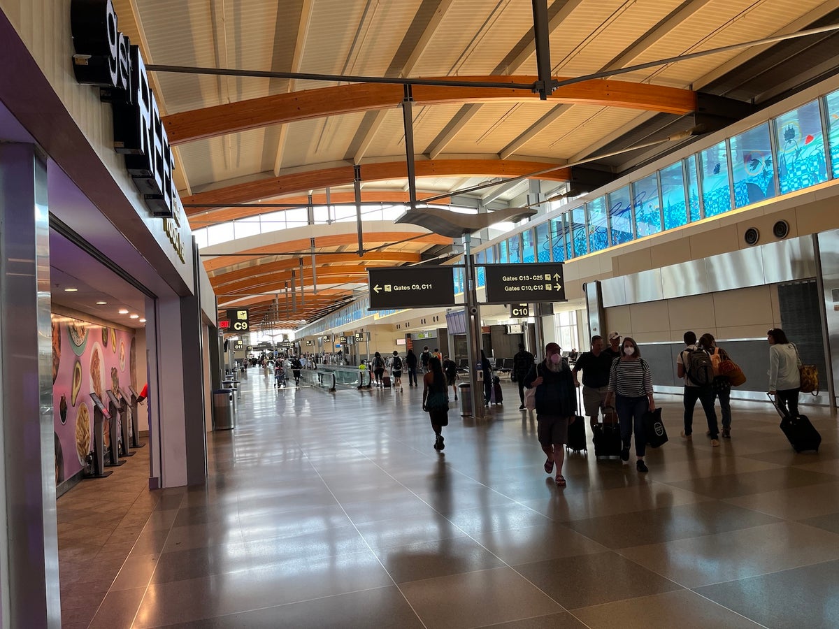 Airport hopes 'virtual food hall' helps with staffing challenges - The ...