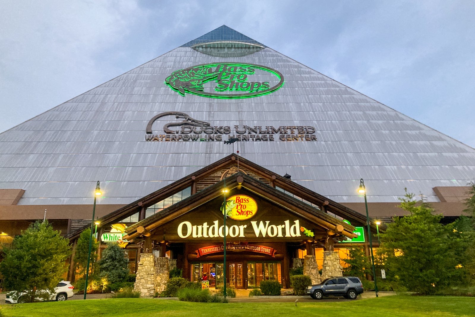 The world's 10th-tallest pyramid is a Bass Pro Shops megastore 