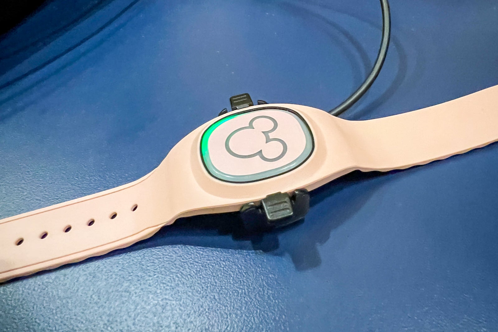 Disneyland's MagicBand Plus Wearable Arrives Oct. 26 - CNET