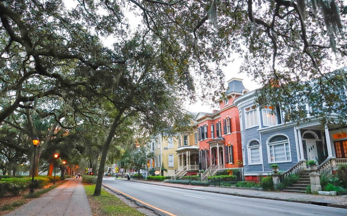 Fall deal alert 98 fares from New York to Savannah The Points Guy