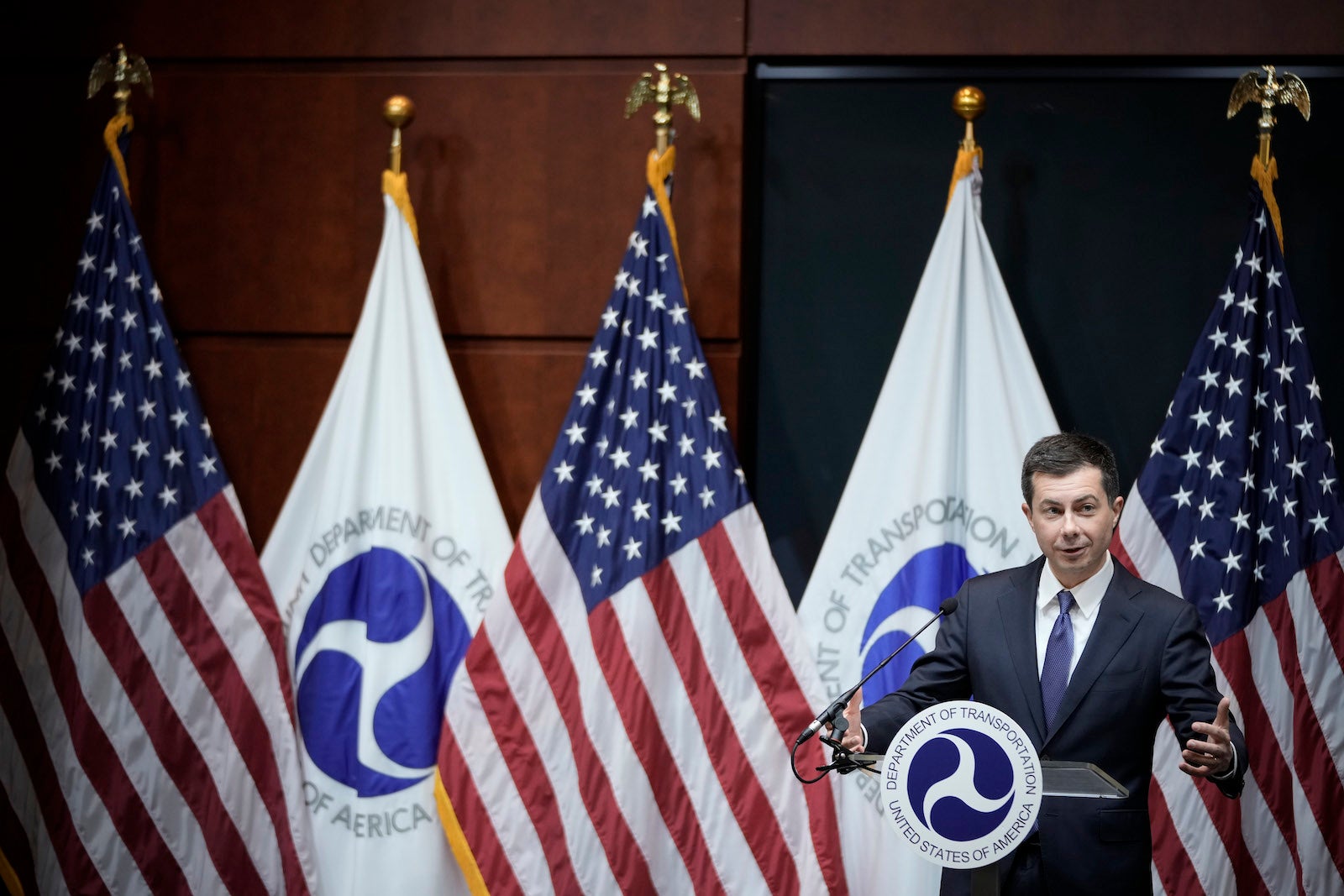 Send raft-equipped planes to help reduce Florida flight delays, Buttigieg tells ..