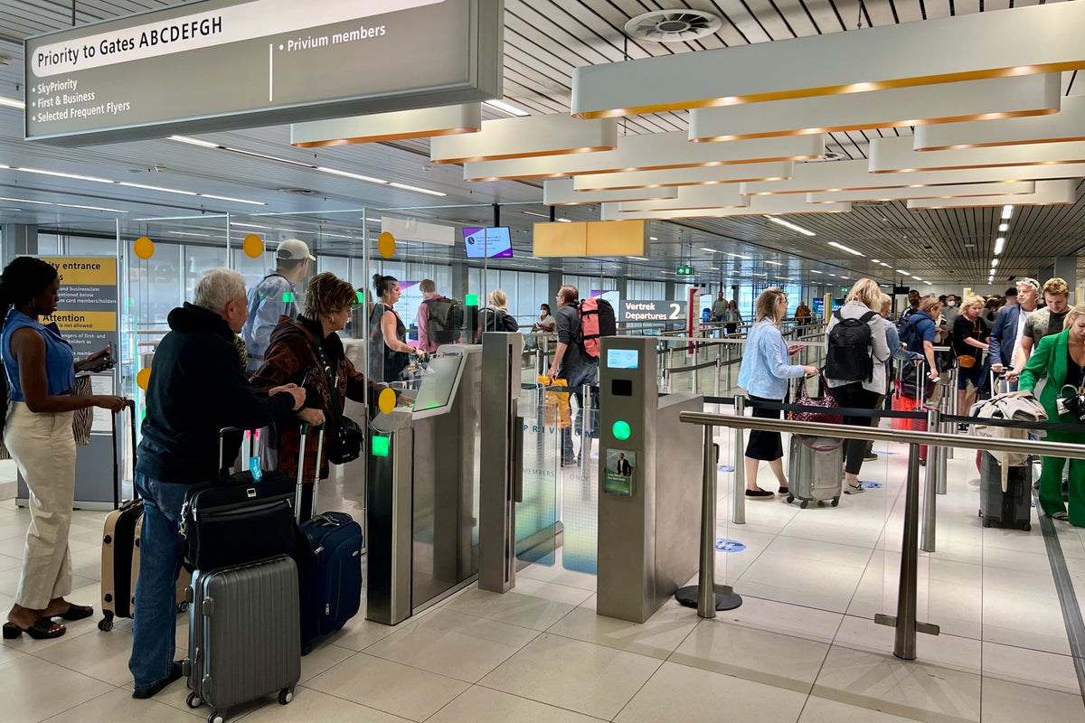 Review KLM’s new Premium Comfort cabin on the Boeing 78710 Dreamliner