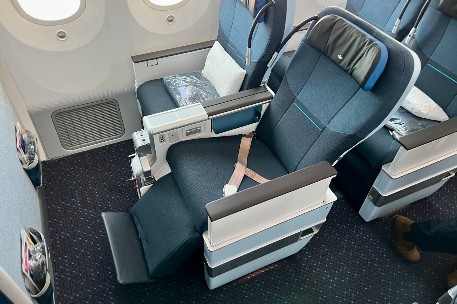 Review KLM S New Premium Comfort Cabin On The Boeing 787 10 Dreamliner   KLM Premium Comfort Amsterdam AMS Zach Griff 63 