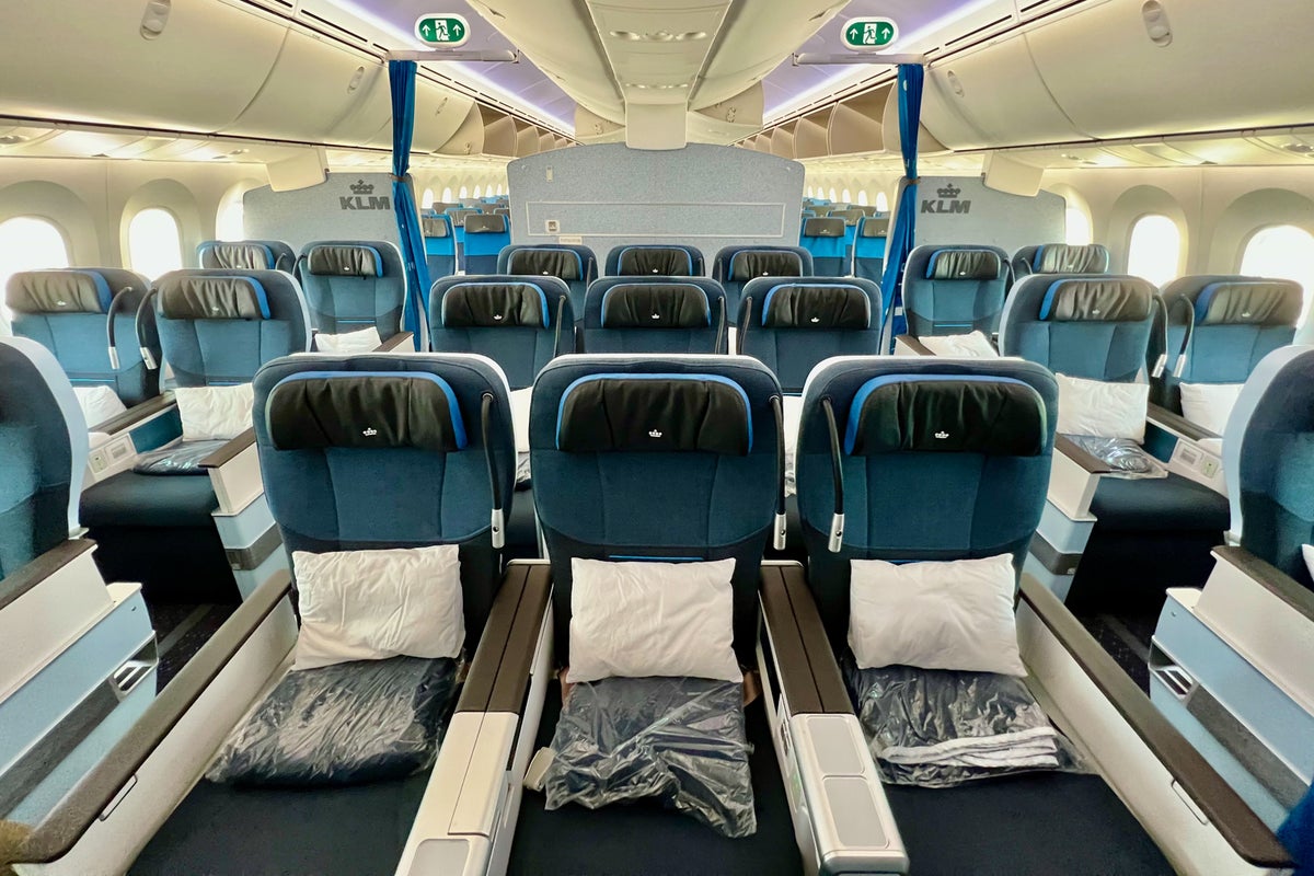 Review KLM’s new Premium Comfort cabin on the Boeing 78710 Dreamliner