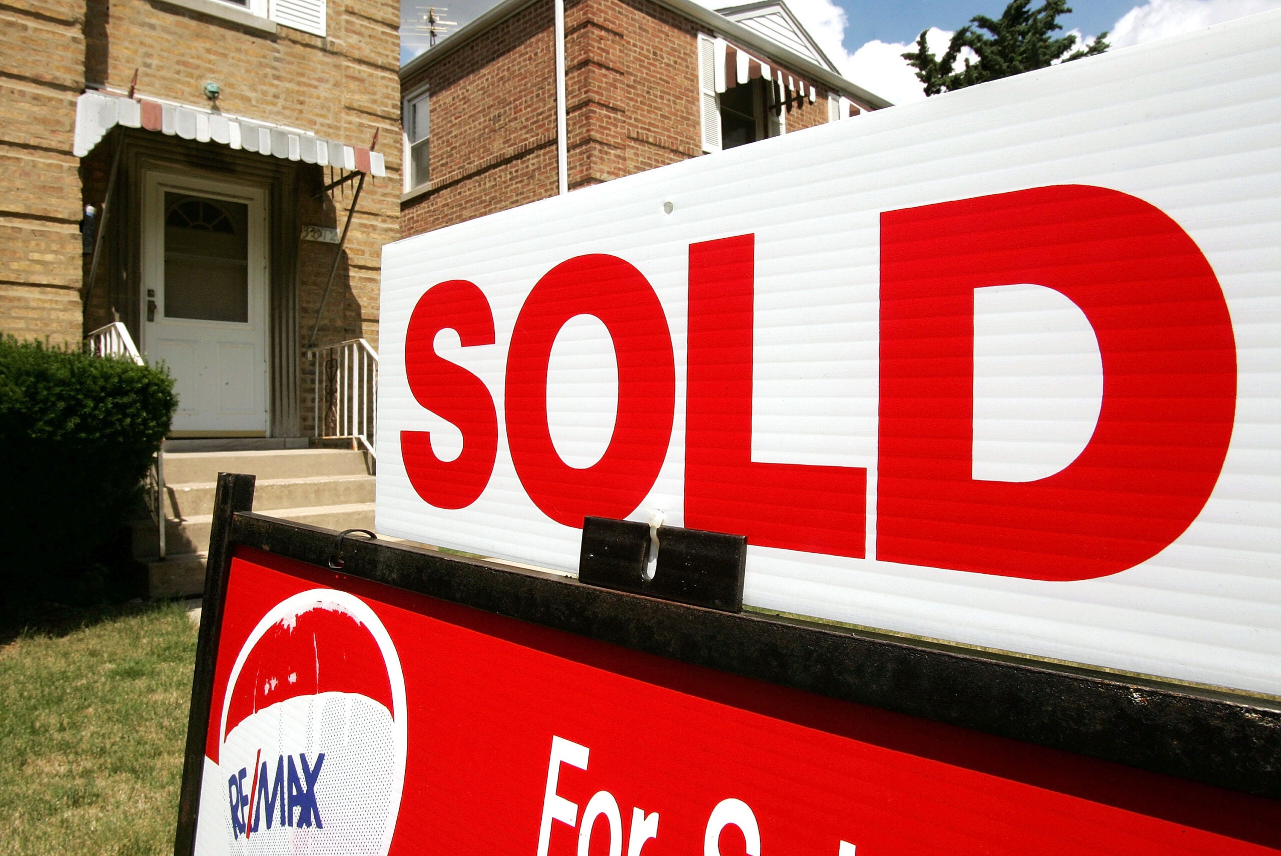 Sold sign in front of a house in Chicago