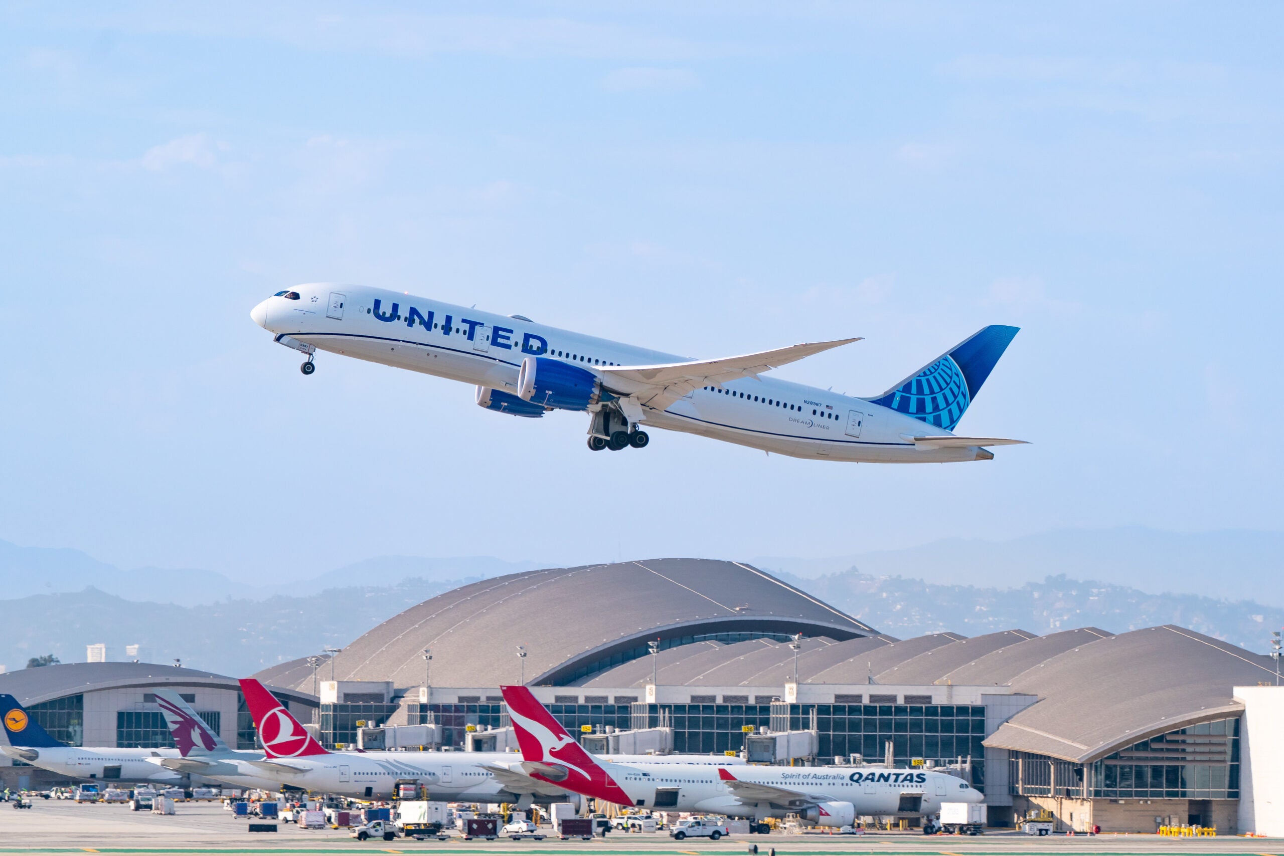 United Airlines 787-9 takes off from Los Angeles International Airport
