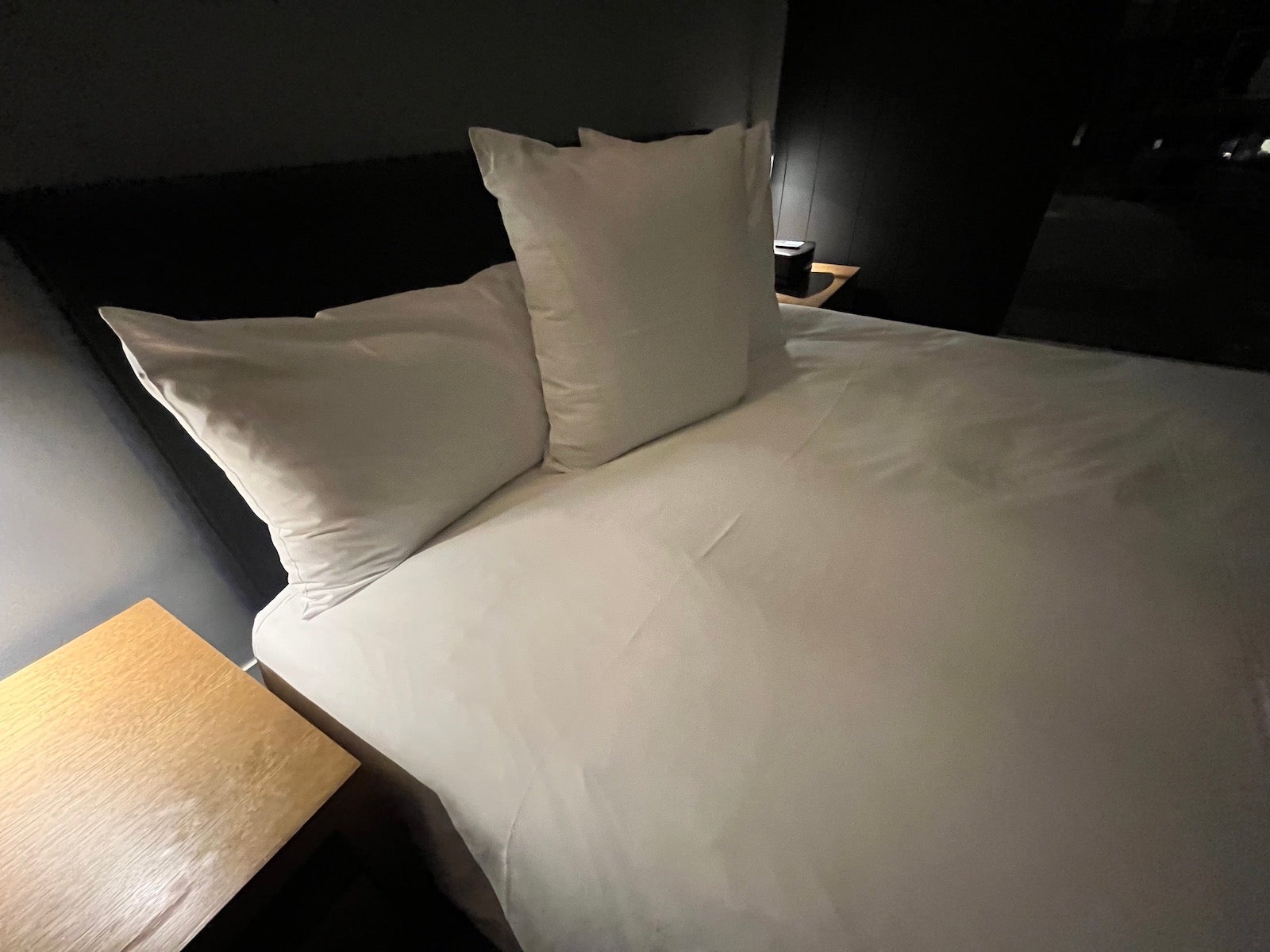 hotel room bed pillows