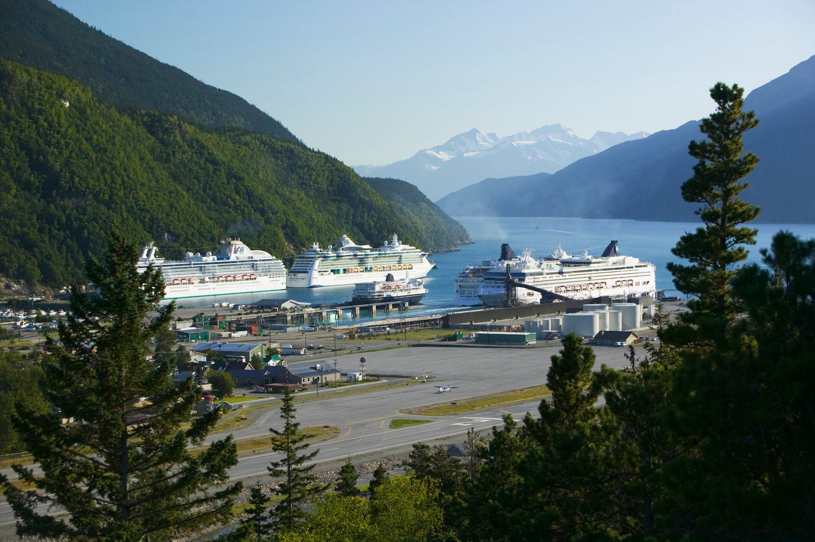 USA, Alaska, Skagway, cruise ships and ferry in harbor