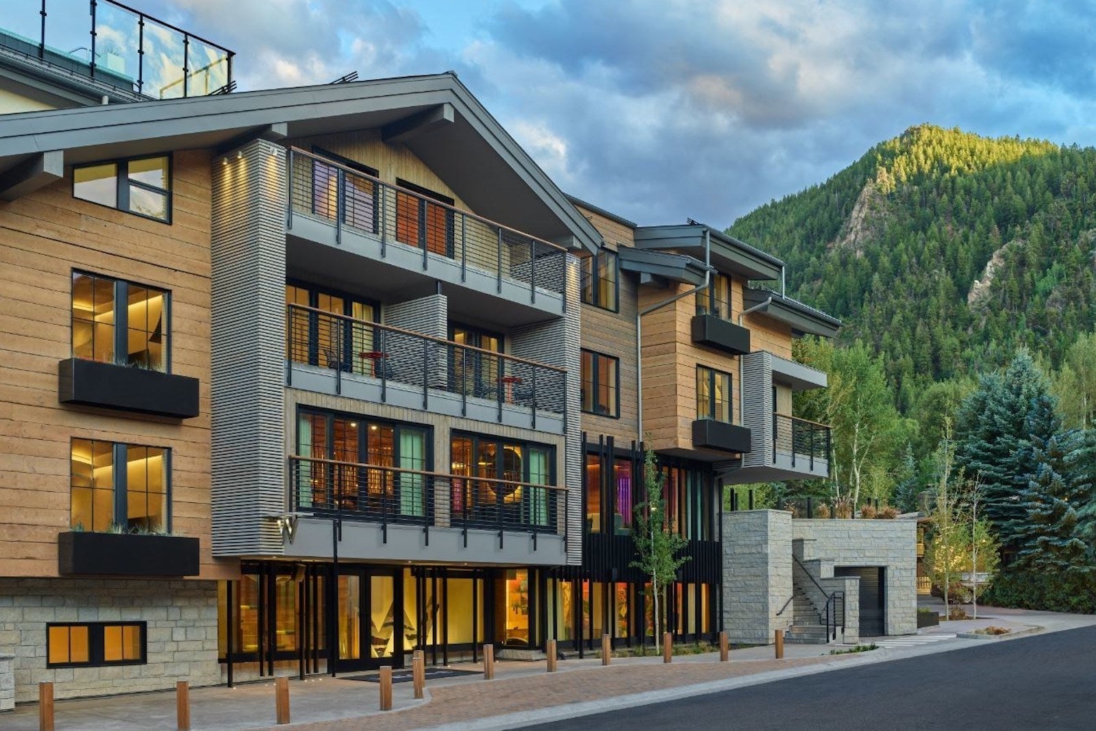 Exterior photo of the resort by the mountains