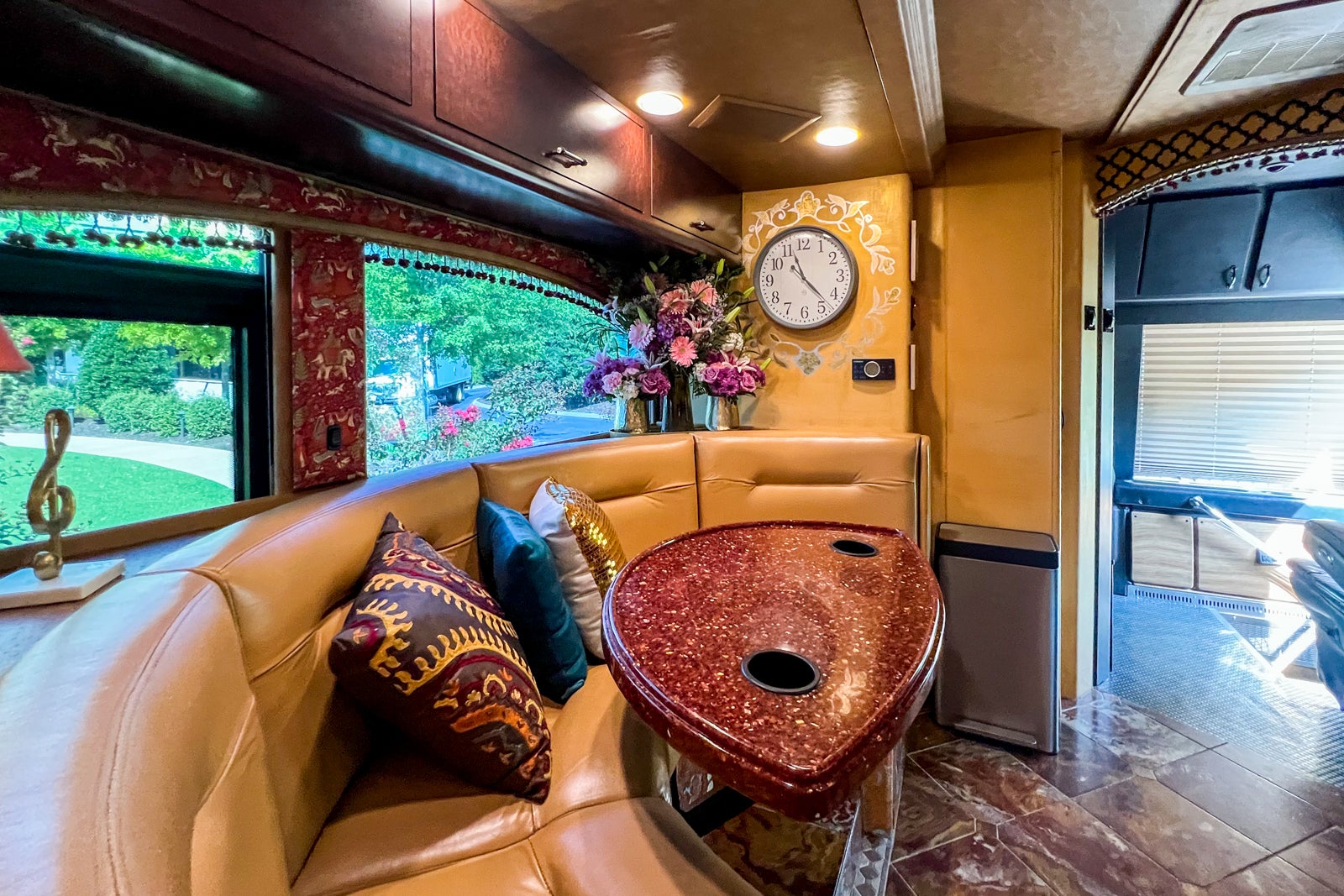 pictures of dolly parton's tour bus